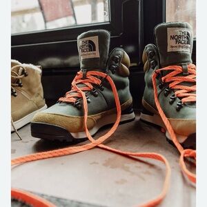Woman’s Size 6 North Face Back-To-Berkeley IV Textile Waterproof hiking Boots